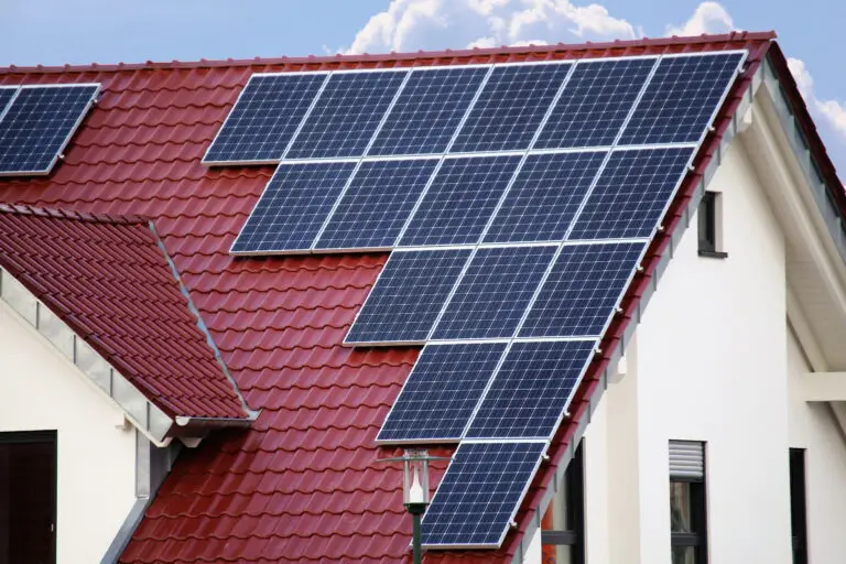 maison avec toit rouge et panneaux photovoltaiques