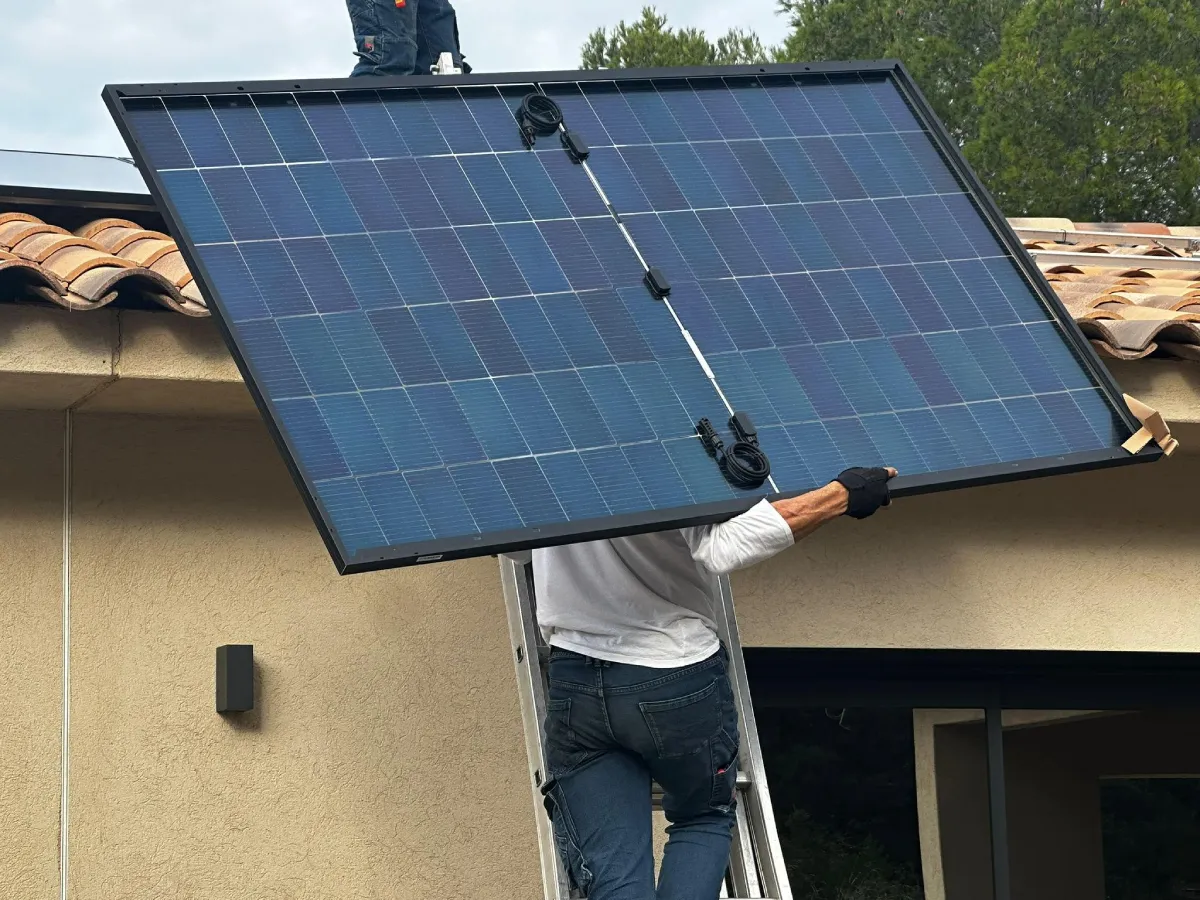 homme en train de monter un panneau photovoltaique